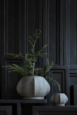 101 Copenhagen |  Arket sötétszürke kaspó, kicsi | Arket plantpot petite dark grey | Home of Solinfo